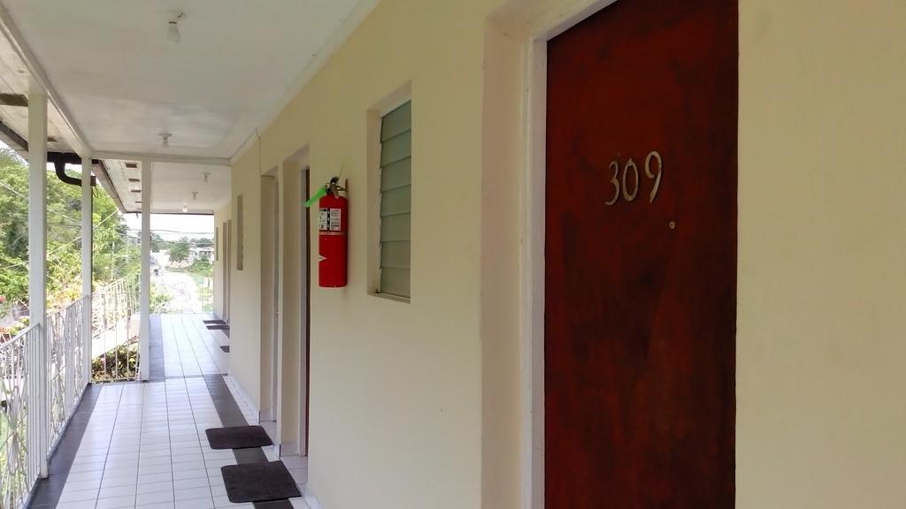 Hotel Relax Resort Teluk Montego Bagian luar foto