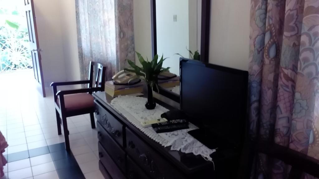 Hotel Relax Resort Teluk Montego Bagian luar foto