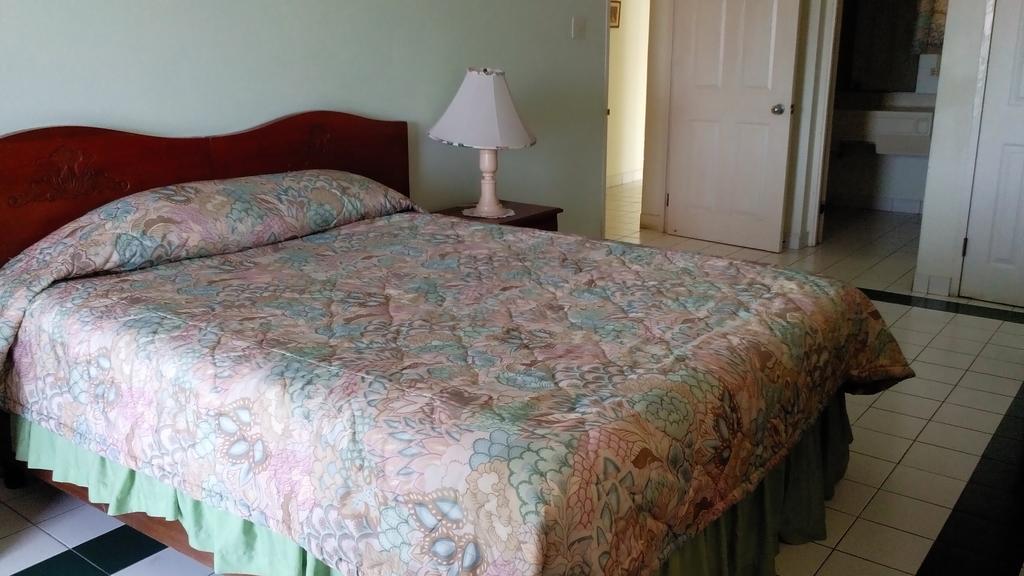 Hotel Relax Resort Teluk Montego Bagian luar foto