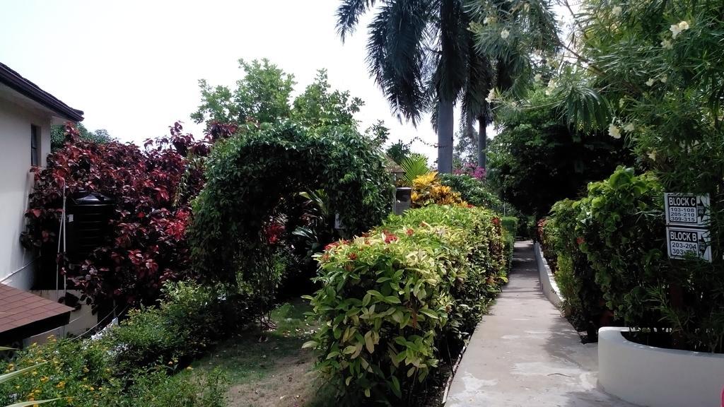 Hotel Relax Resort Teluk Montego Bagian luar foto
